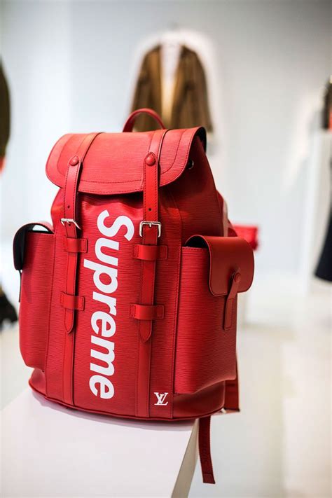 louis vuitton supreme bag red|Louis Vuitton x supreme cartera.